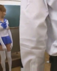 Живая Sailor Mercury развлекает школьников